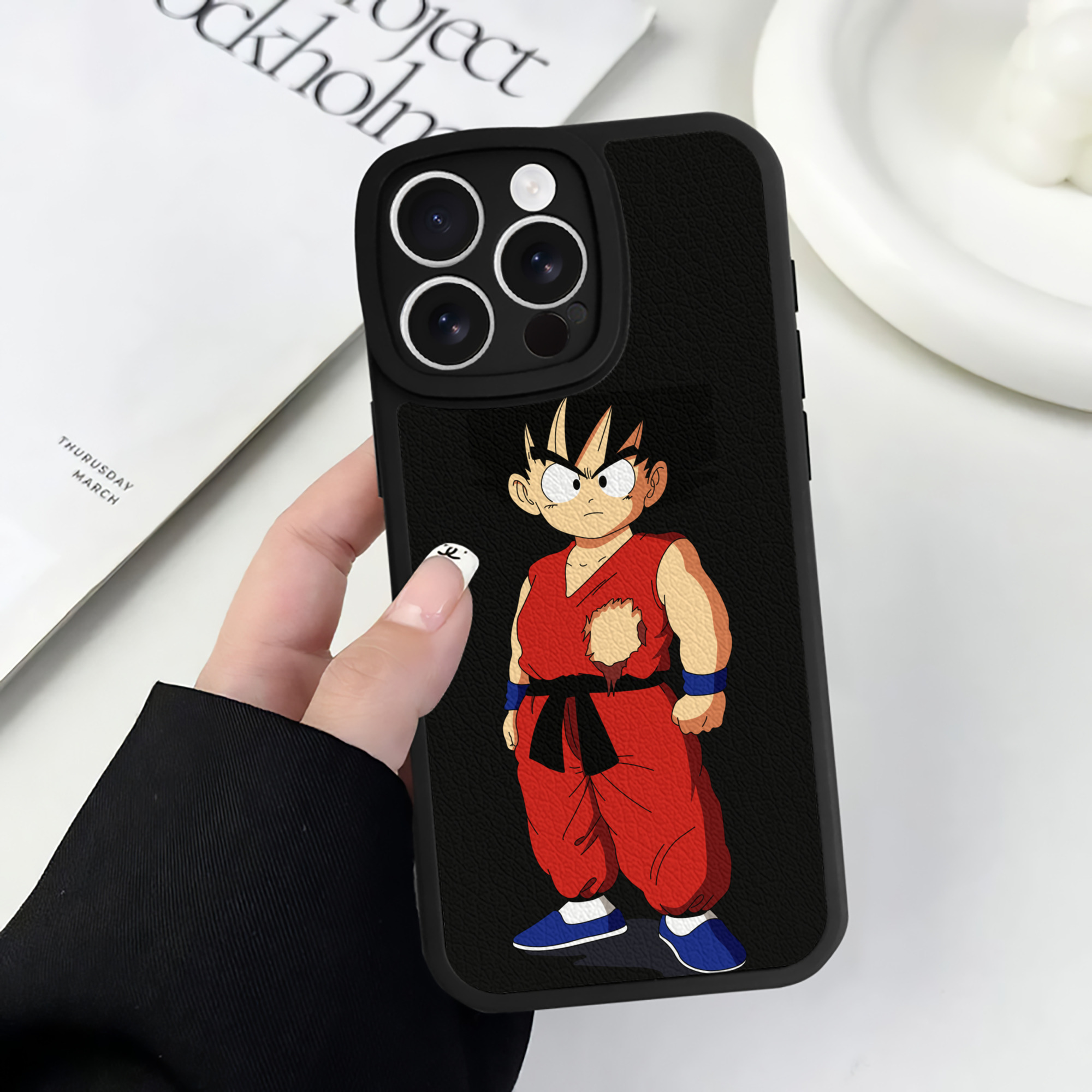 （画像用） ドラゴンボール 孫悟空（そん ごくう）Son Goku カカロット DRAGON BALL Kakarotto 【iPhone 16シリーズ対応】シリコンスマホケース（レザー調） 材質：シリコン